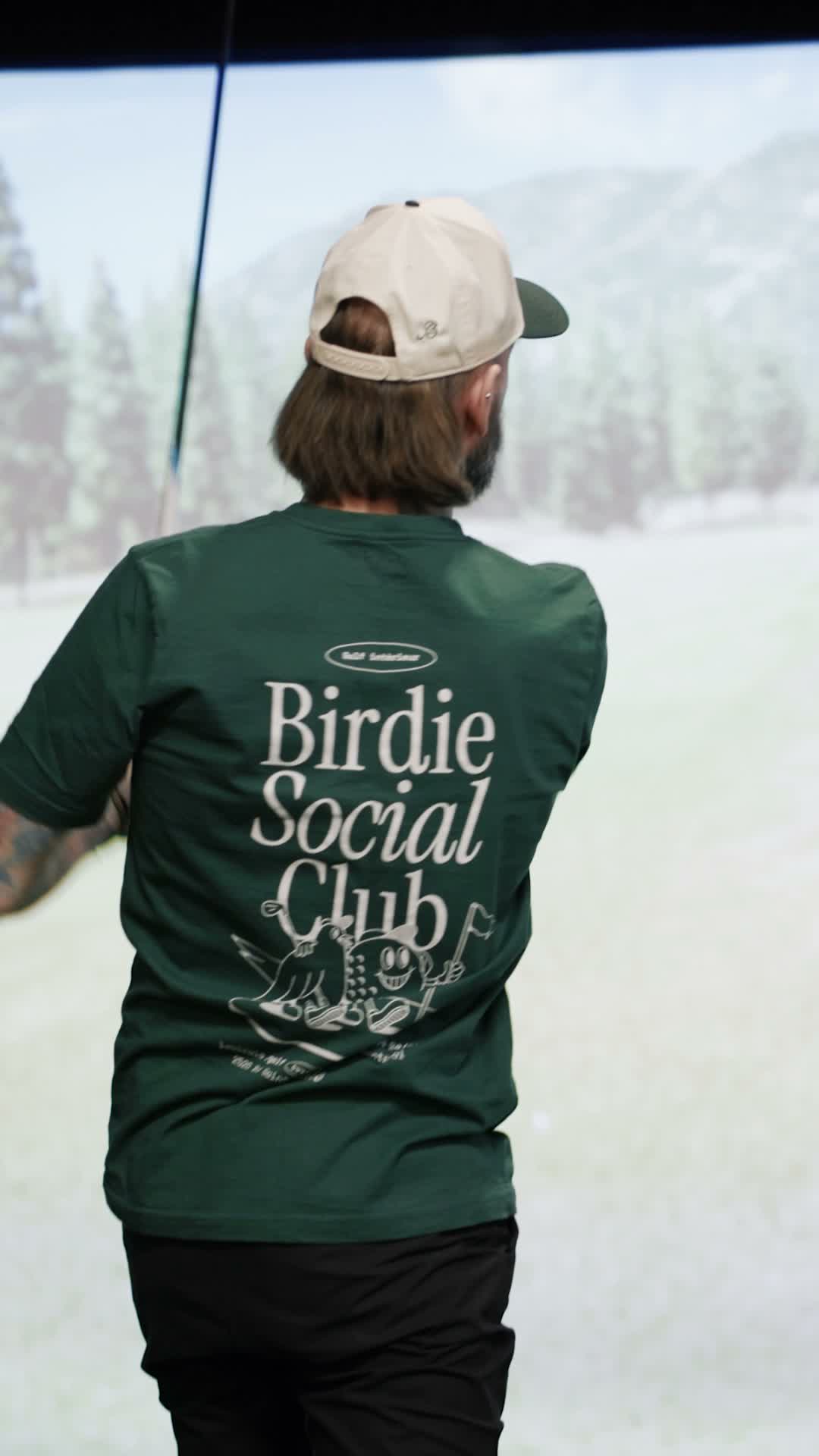 Joueurs du Birdie Social Club autour d'un simulateur